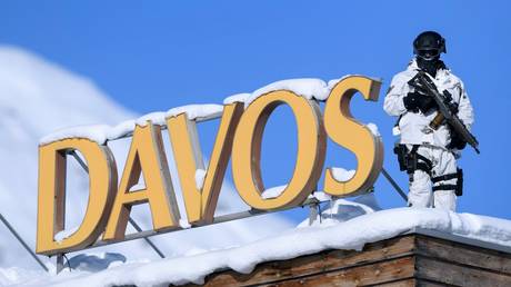 A Swiss police sniper stands guard on the roof next to the Congress centre during the first day of the World Economic Forum, on January 17, 2017 in Davos. © FABRICE COFFRINI / AFP