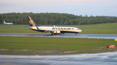 FILE PHOTO. Boeing 737-8AS Ryanair passenger plane from Athens, Greece, that was intercepted and diverted to Minsk by Belarus authorities. © AFP / PETRAS MALUKAS