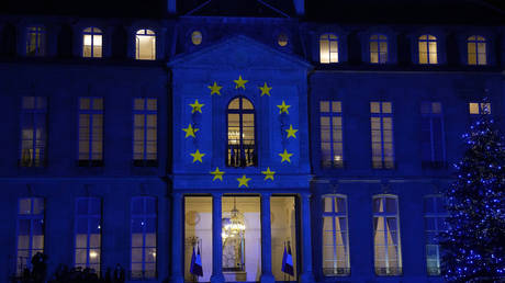 The EU flag projected onto the Elysee Palace in Paris, France, January 1, 2022. © AP/Michel Euler