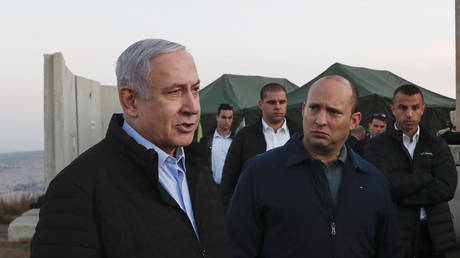 Israel's Prime Minister Naftali Bennett has alleged that former premier Benjamin Netanyahu threatened him during coalition talks. © AFP / Atef Safadi