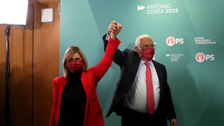 Portuguese Prime Minister Antonio Costa celebrates with his wife after winning the 2022 general election. © Pedro Fiúza / NurPhoto / Getty Images
