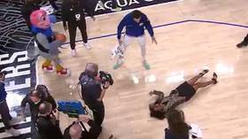 NBA reporter takes painful slip in high heels on wet court (VIDEO)