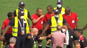 Fans ‘never seen anything like it’ as blundering referee causes chaos in African clash (VIDEO)