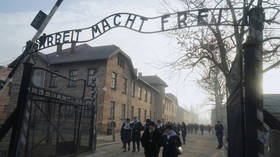 'Broma estúpida' en el campo de exterminio nazi de Auschwitz pone a turista en problemas