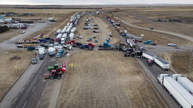 Truckers blockade US-Canada border