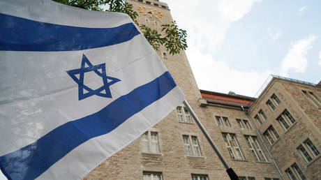 An Israel flag is seen during a rally against anti-Semitism. © Jörg Carstensen / Picture Alliance / Getty Images