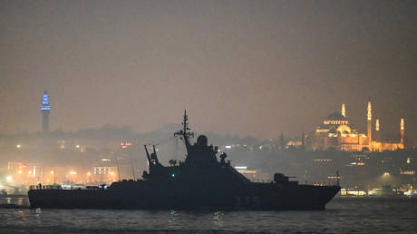 A Russian patrol boat crosses from the Mediterranean Sea to the Black Sea, off the Turkish coast, February 16, 2022. © Ozan Kose/AFP