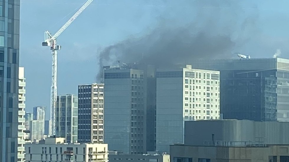 100 Firefighters Battle Blazing Tower Block In London (VIDEOS) — RT ...