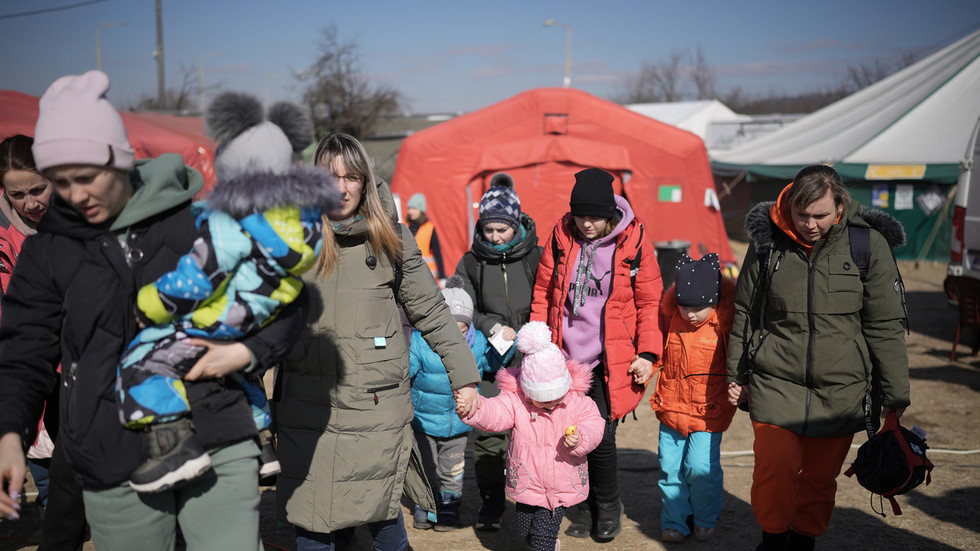 UK comments on number of Ukrainian refugees it will take — RT World News