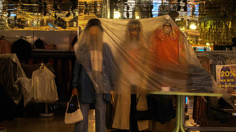 Usually, the bright Monki store is immersed in darkness. © Alexander Sayganov / SOPA Images / LightRocket via Getty Images