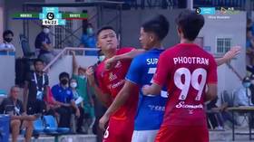 Thai footballer fired for brutal elbow attack on rival (VIDEO)