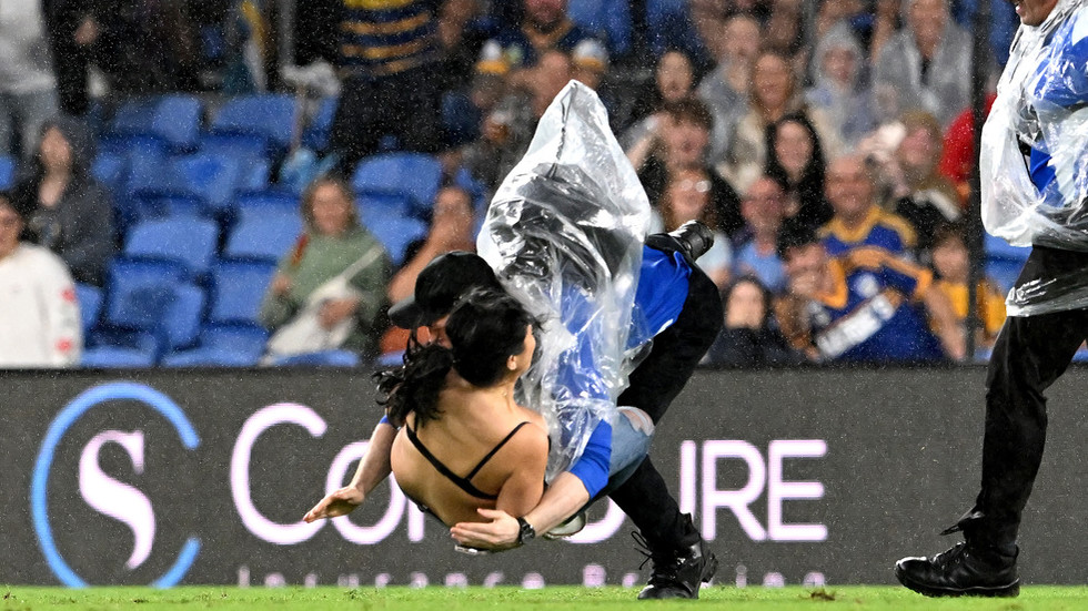 Brutal tackle on braclad pitch invader splits opinion (VIDEO) — RT