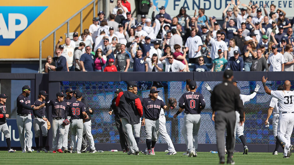 Yankees fans throw trash and debris at rival team (VIDEO) — RT Sport News