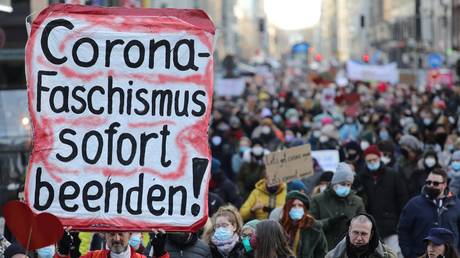 Germans protesting vaccination mandate © Getty Images / Omer Messinger