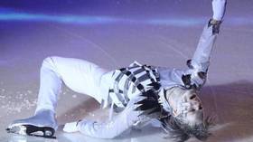Russian Olympic figure skater hits head on ice (VIDEO)
