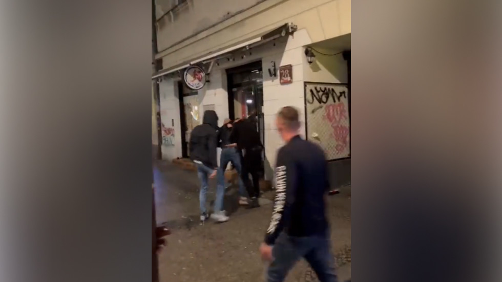 Police share images of suspect in brutal street murder — RT World News