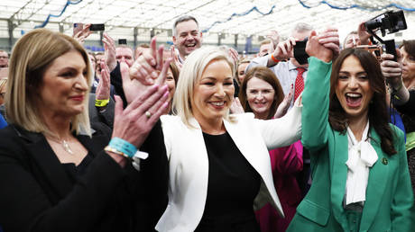 Sinn Fein Vice President Michelle O'Neill, center, celebrates with party colleagues after being elected in Mid Ulster at Magherafelt, Northern Ireland, May 6, 2022 © AP / Peter Morrison