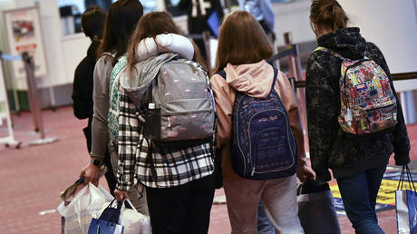 Ukrainians who have fled the fighting in their country arrive at Tokyo's Haneda Airport. © AFP / Kazuhiro Nogi