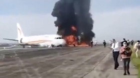Verkehrsflugzeug geht beim Start in Flammen auf (VIDEOS)