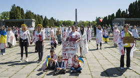 Women attacked in Poland over Victory Day (VIDEO)