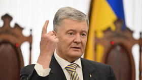 Ex-president tries to leave Ukraine (again)