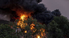 Huge blaze rips through chemical plant (VIDEO)