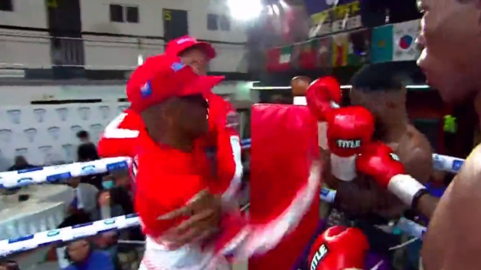 Boxing trainer storms ring to attack fighter's opponent (VIDEO) — RT ...