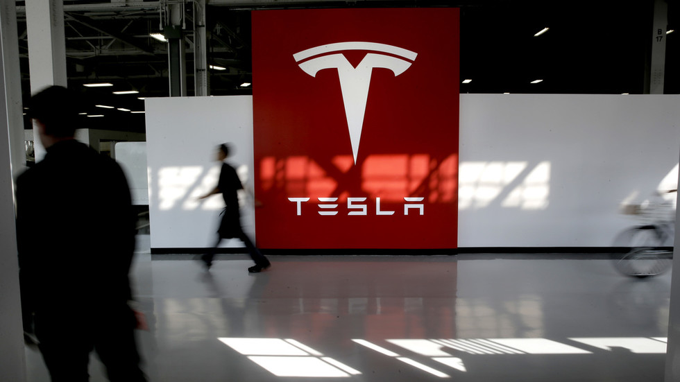 Elon Musk warns of major layoffs at Tesla — RT Business News