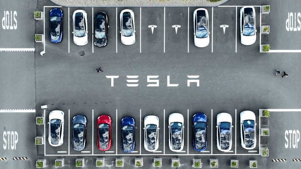 Tesla cars reportedly banned from Chinese resort — RT Business News