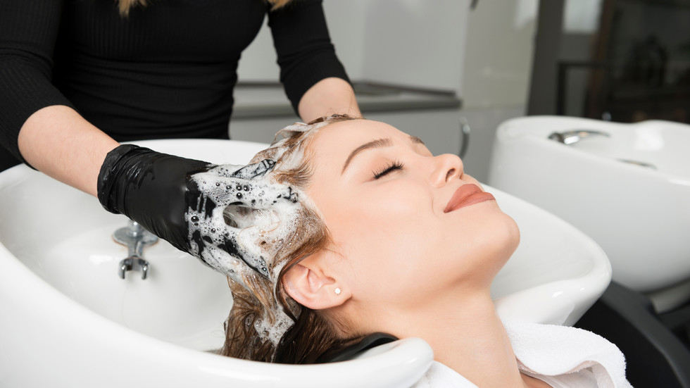Hairdressers threatened with fines for overshampooing — RT World News