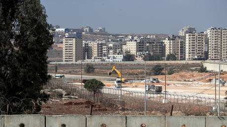 Construction underway at the Atarot Industrial Zone © AFP / Ahmad Gharabli