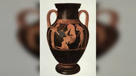 A Greek amphora showing Hercules defeating the Nemean Lion © Getty Images / Hulton Archive