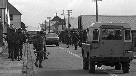 Argentine soldiers in Stanley during Operation Rosario. © Wikipedia