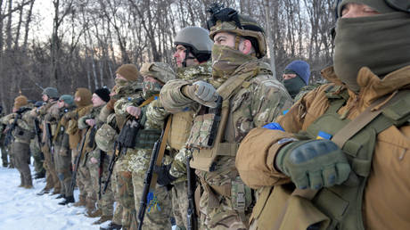 Servicemen of Ukraine's Azov Battalion pray in Kharkiv, Ukraine, on March 11, 2022 © Sergey BOBOK / AFP