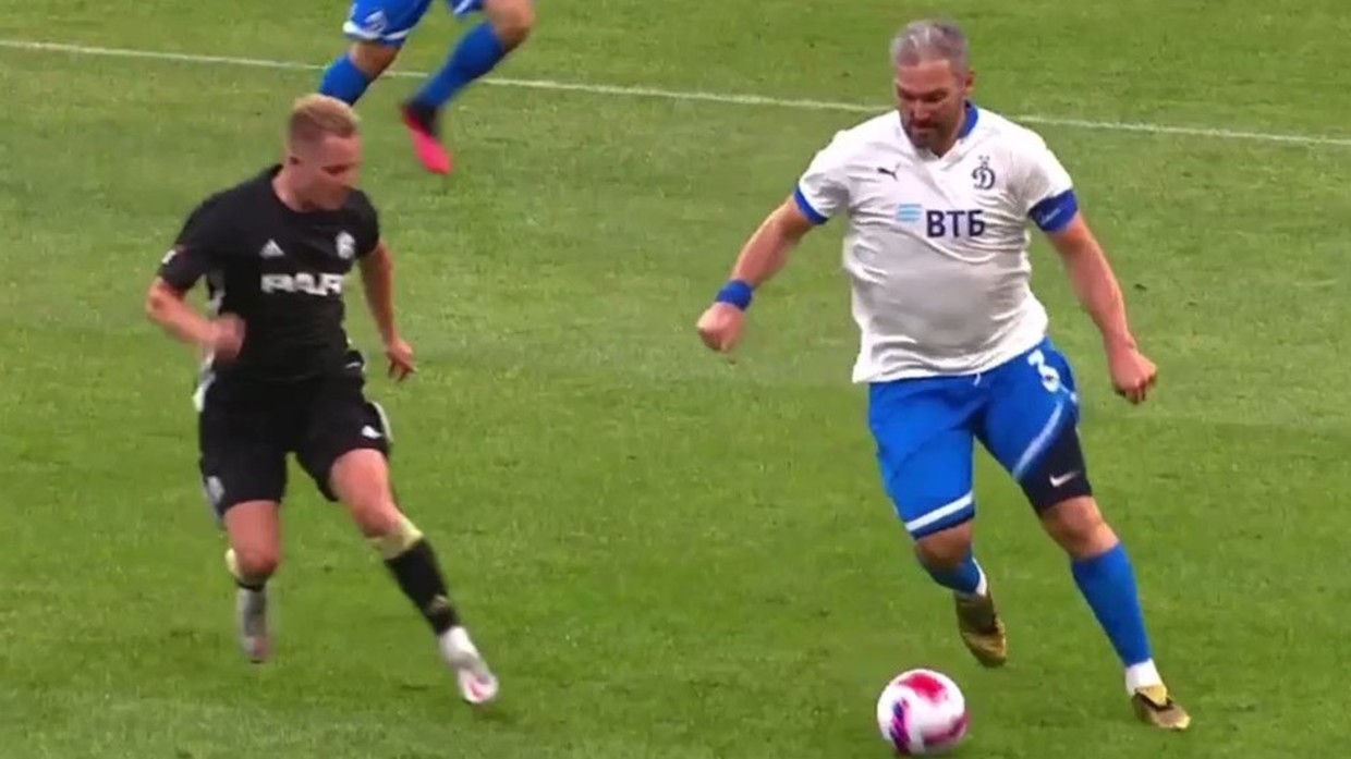 Alex Ovechkin scores goal in soccer exhibition for FC Dynamo Moscow