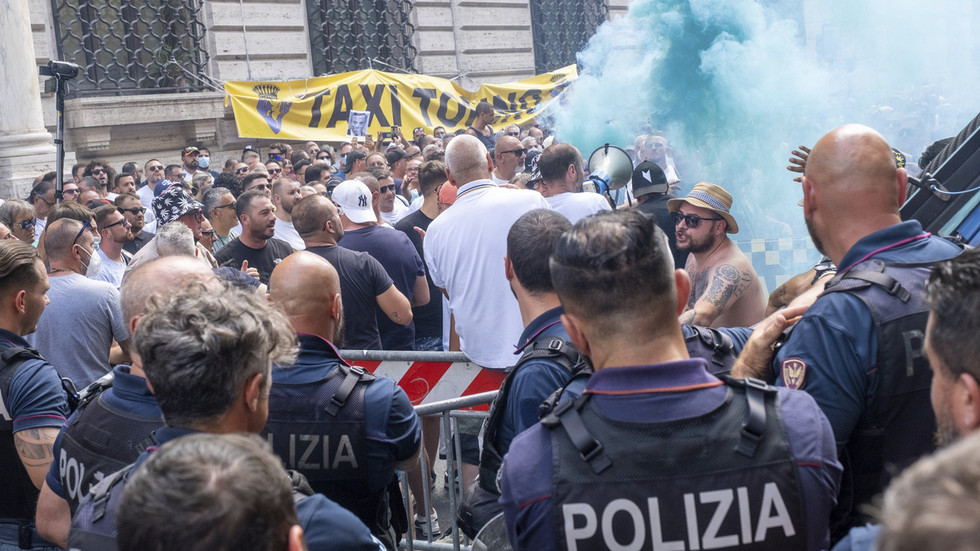 Taxi drivers protest in Rome (VIDEO)