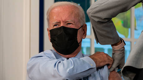 FILE PHOTO: President Joe Biden receives a booster vaccination shot for CoVID19 in the South Court Auditorium of the Eisenhower Executive Office Building on the White House Complex. © Kent Nishimura / Los Angeles Times via Getty Images