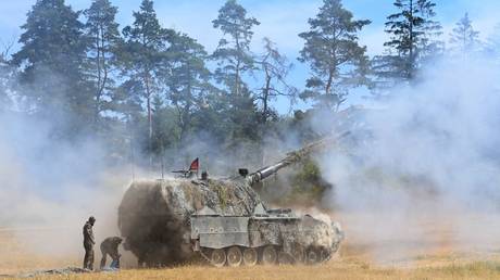 A Panzerhaubitze 2000 of the German army fires during a NATO exercise in Grafenwoehr, Germany, July 20, 2022 © AFP / Christof Stache