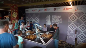 Chess robot breaks boy's finger (VIDEO)
