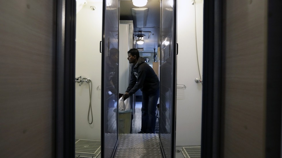 German official suggests shower hack — RT World News