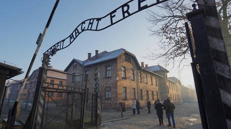 The main gate to the Auschwitz German Nazi death camp with the inscription “Arbeit macht frei” (“Work makes one free”). © AFP / Janek Skarzynski