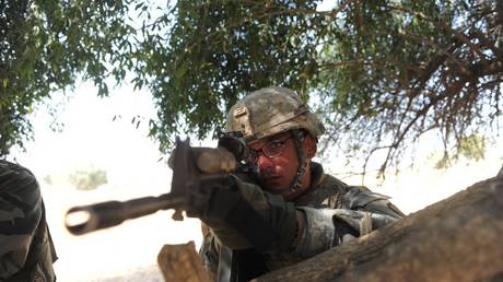 FILE PHOTO: A US soldier aims his assault rifle while participating in the Yudh Abhyas 2012 military exercise in Rajasthan, India, March 13, 2012 © AFP / Sam Panthaky