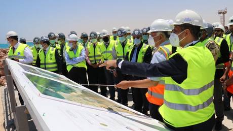 Le chef de Rosatom Alexey Likhachev et le ministre égyptien de l'Énergie électrique Mohamed Shaker visitent le chantier de construction d'El-Dabaa, juillet 2021