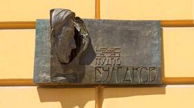 Kiev remove monumento a famoso nativo literário