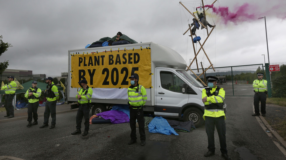 Vegan activists threaten UK’s dairy supply — RT World News