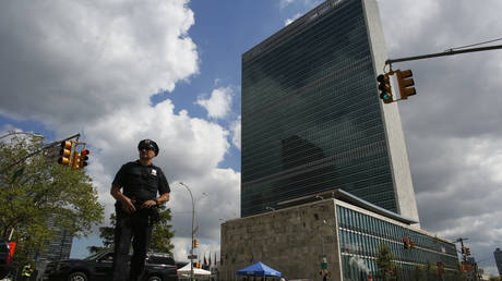 FILE PHOTO: A police officer stands guard outside the UN headquarters in New York. © KENA BETANCUR / AFP