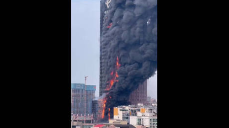 Thick smoke billowing from a skyscraper in Changsha, in China's central Hunan province. A fire engulfed a skyscraper on September 16 in the central Chinese city of Changsha.