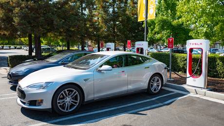 FILE PHOTO: Tesla automobiles plugged in and chargging at a Supercharger rapid battery charging station for the electric vehicle company Tesla Motors, in the Silicon Valley town of Mountain View, California.