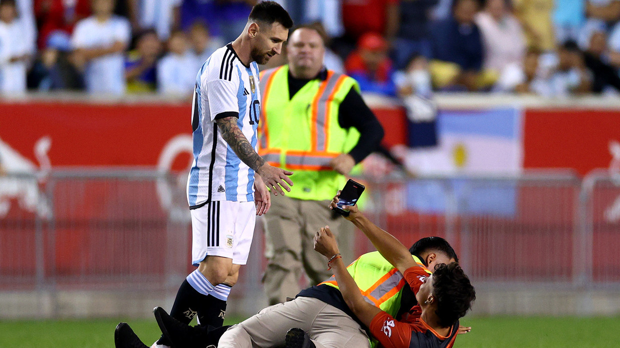 Roy Nemer on X: Lionel Messi with the new Argentina World Cup home shirt!  