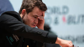 Chess king quits after single move in feud with American foe (VIDEO)